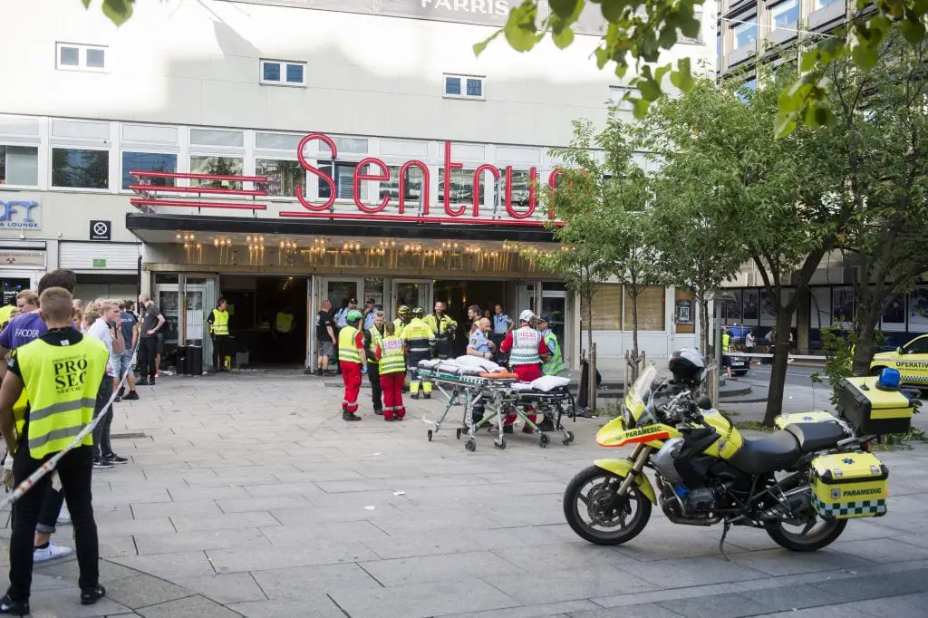 OSLO - 15 personnes blessées lorsqu'une partie du toit est tombée sur la scène de Sentrum 4 OSLO - 15 personnes blessées lorsqu'une partie du toit est tombée sur la scène de Sentrum - 3