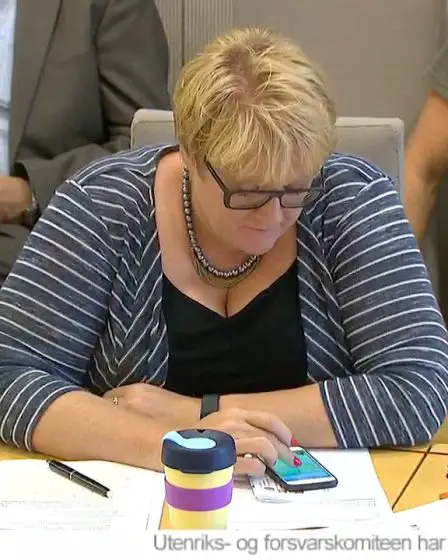 Le chef du Parti libéral, Trine Skei Grande, a joué à Pokemon Go lors de l'audience de la défense 8 Le chef du Parti libéral, Trine Skei Grande, a joué à Pokemon Go lors de l'audience de la défense - 7