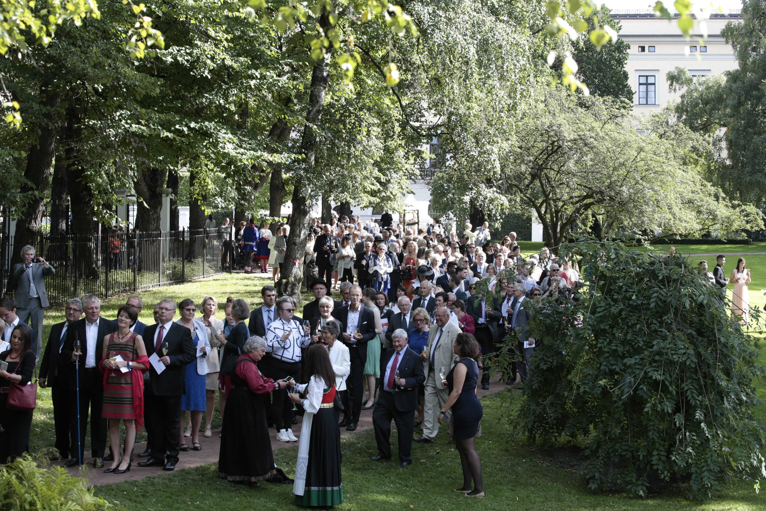 Fête de fin d'été dans le jardin privé du couple royal 4 Fête de fin d'été dans le jardin privé du couple royal - 3