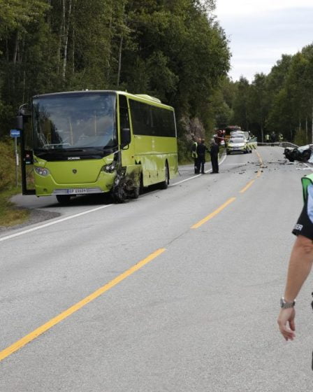 Un homme meurt dans la collision d'une voiture avec un bus 8 Un homme meurt dans la collision d'une voiture avec un bus - 7