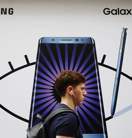 Les passagers sont priés d'éviter d'utiliser un téléphone Samsung 16 Les passagers sont priés d'éviter d'utiliser un téléphone Samsung - 15