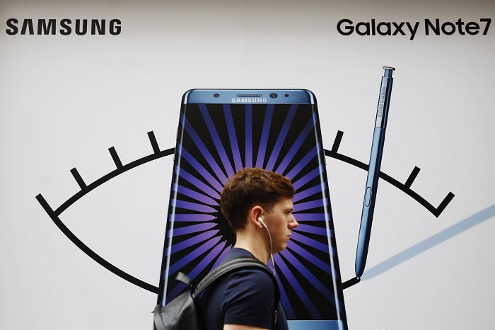 Les passagers sont priés d'éviter d'utiliser un téléphone Samsung 4 Les passagers sont priés d'éviter d'utiliser un téléphone Samsung - 3