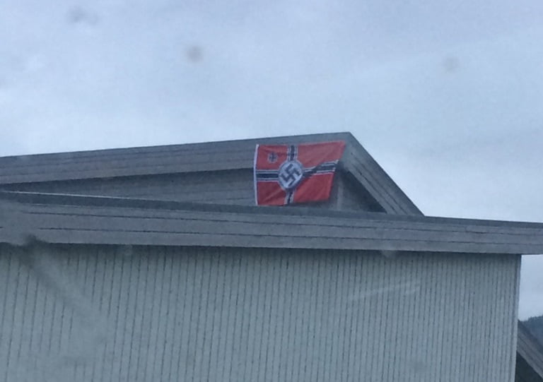 Je me suis réveillé avec le drapeau nazi sur les bâtiments publics de Nesna 4 Je me suis réveillé avec le drapeau nazi sur les bâtiments publics de Nesna - 3