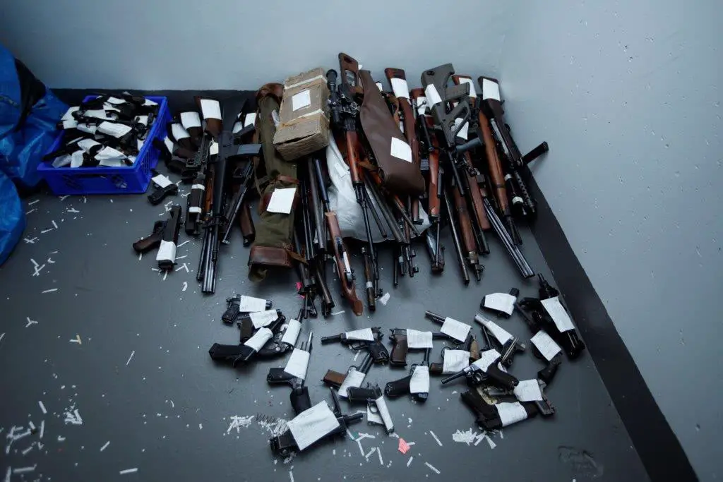 Un millier d'armes saisies par la police 4 Un millier d'armes saisies par la police - 3