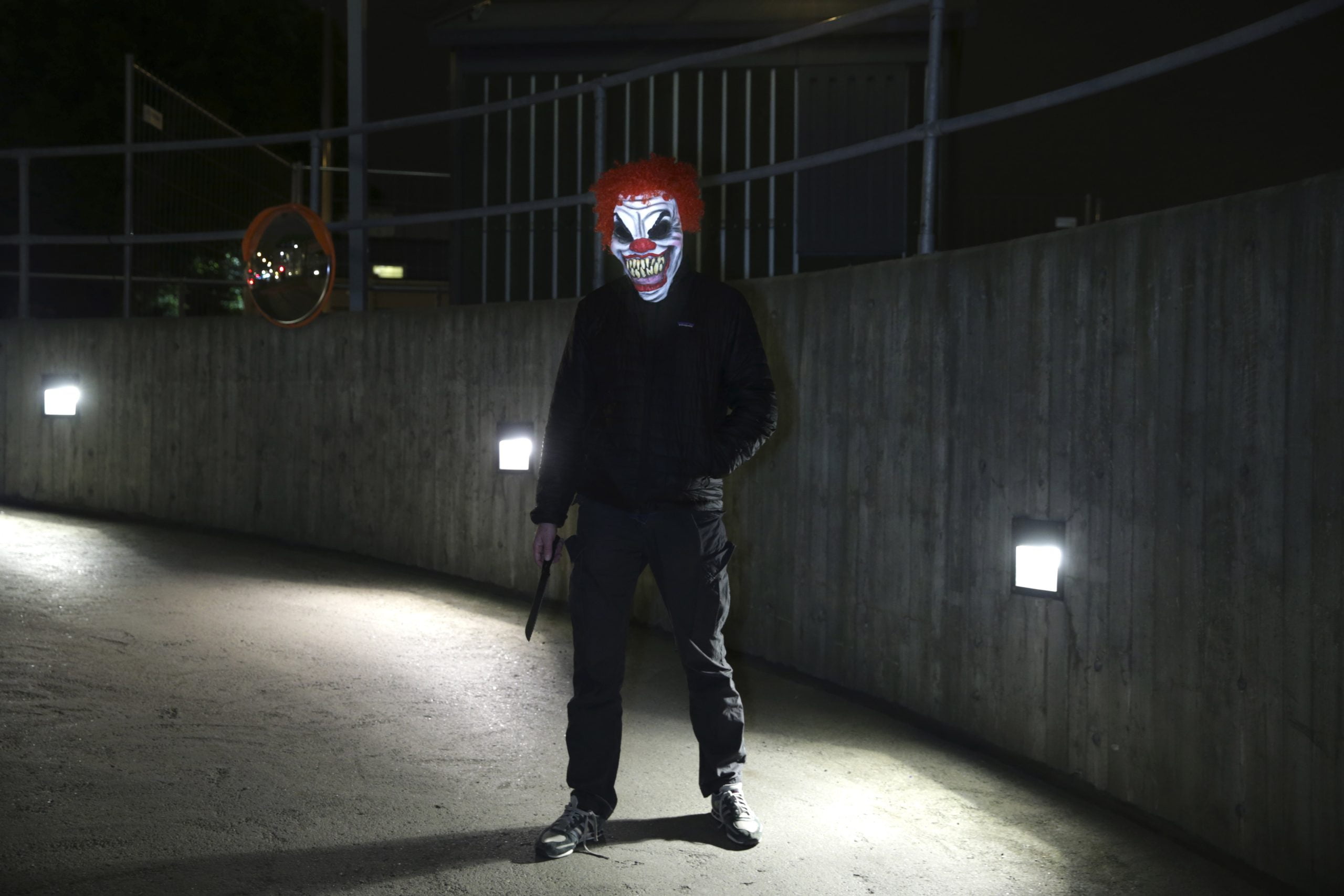 Les "clowns" ont effrayé les gens dans une grande partie du pays 4 Les "clowns" ont effrayé les gens dans une grande partie du pays - 3