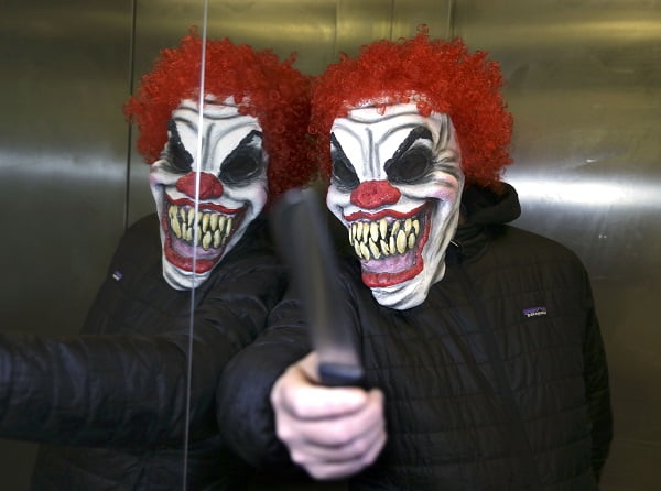 Les magasins de jouets retirent les costumes de clown de leurs magasins 4 Les magasins de jouets retirent les costumes de clown de leurs magasins - 3