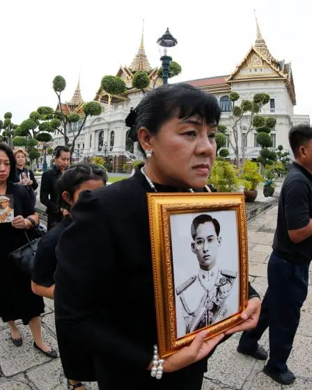 Des milliers de Thaïlandais honorent le roi décédé 20 Des milliers de Thaïlandais honorent le roi décédé - 19