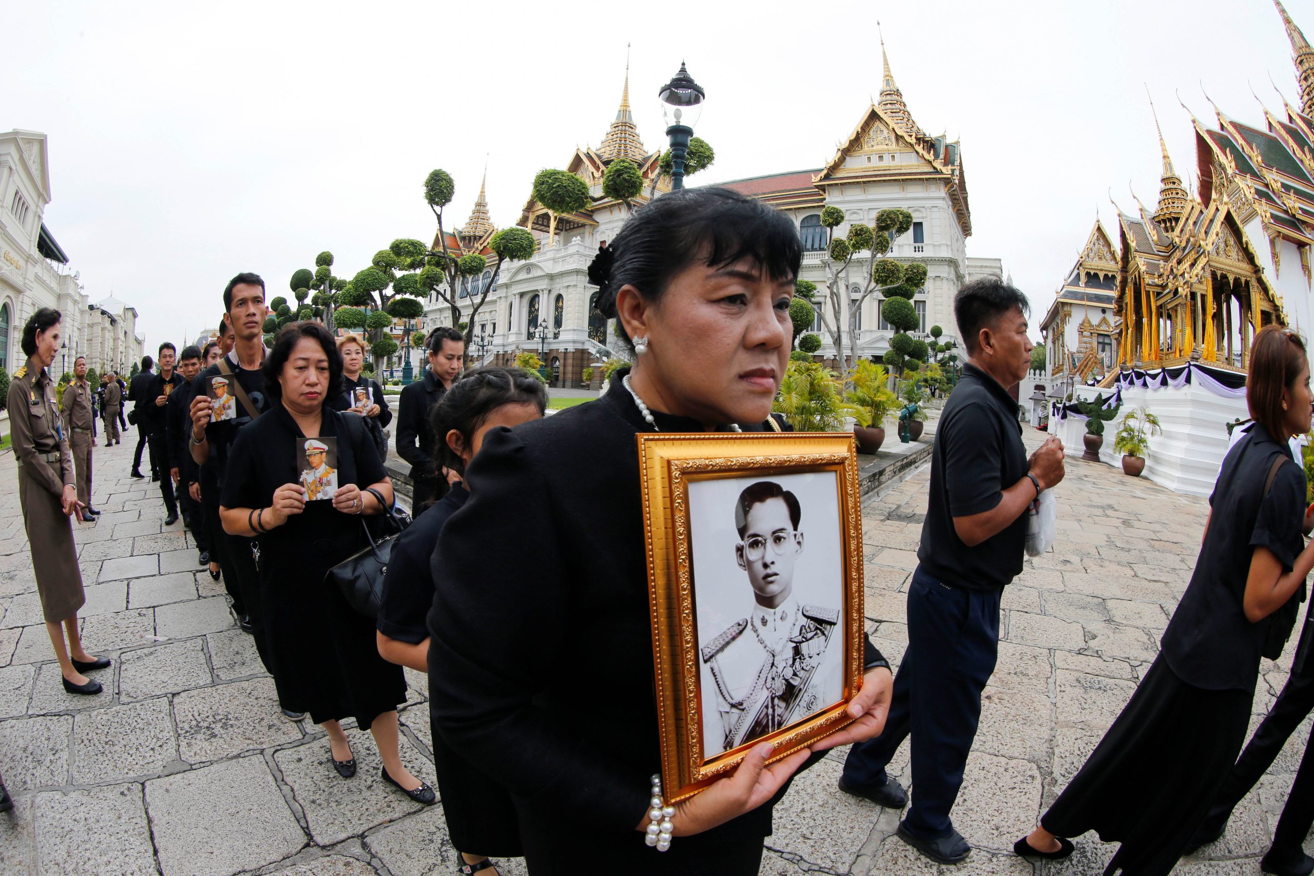 Des milliers de Thaïlandais honorent le roi décédé 4 Des milliers de Thaïlandais honorent le roi décédé - 3