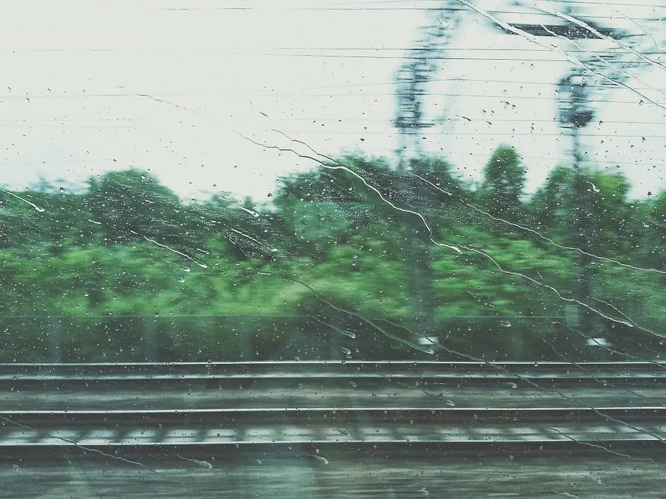 Quand l'enfant de quatre ans est descendu, le train a continué avec la mère 4 Quand l'enfant de quatre ans est descendu, le train a continué avec la mère - 3