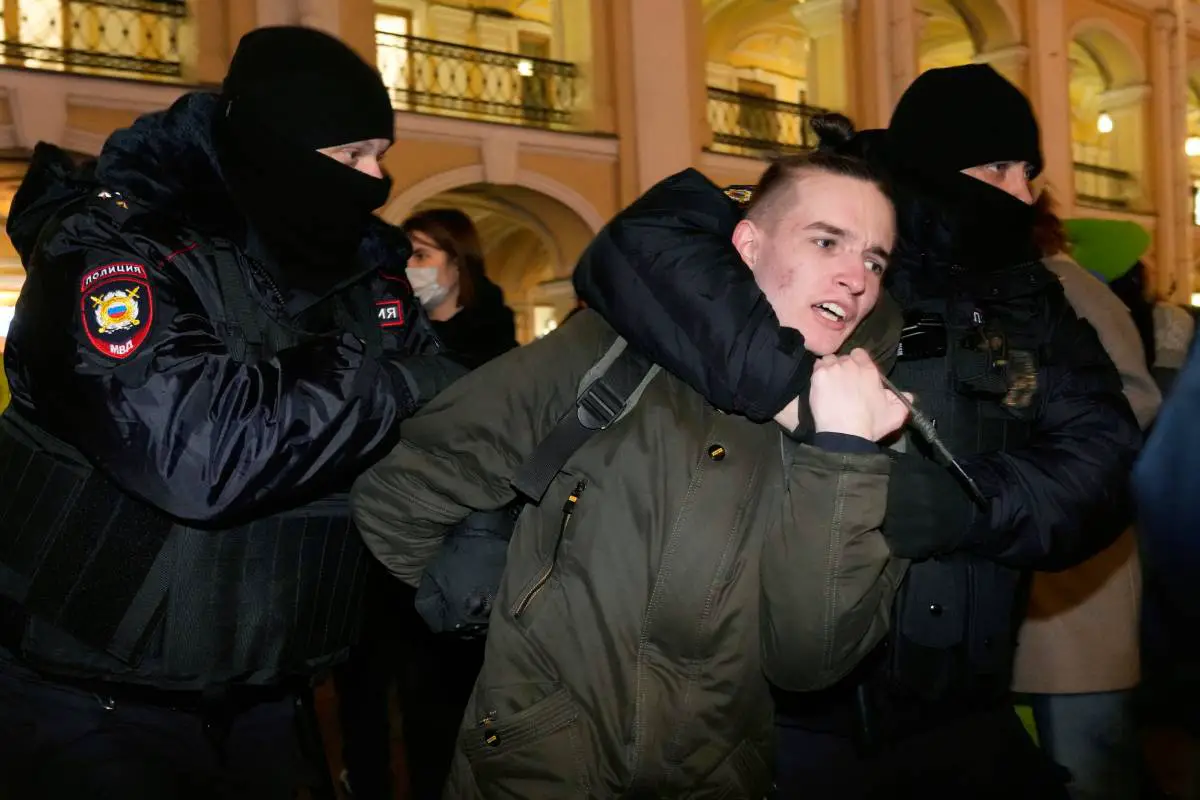 PHOTO : Plus de 700 personnes auraient été arrêtées en Russie pour avoir manifesté contre la guerre en Ukraine 4 PHOTO : Plus de 700 personnes auraient été arrêtées en Russie pour avoir manifesté contre la guerre en Ukraine - 3