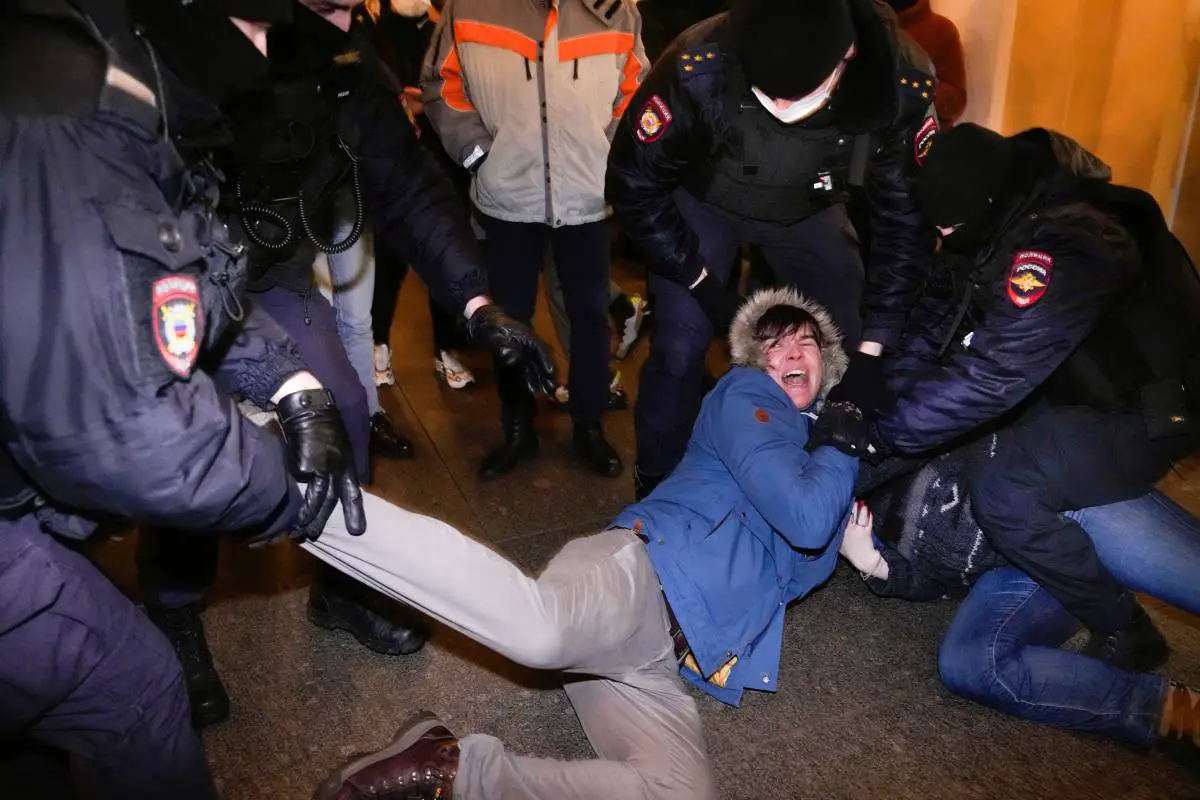 Plus de 500 personnes arrêtées lors de manifestations anti-guerre en Russie - 3
