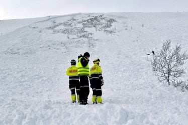 Les secouristes déterrent une personne sous la neige après l'avalanche de Trysil - 18