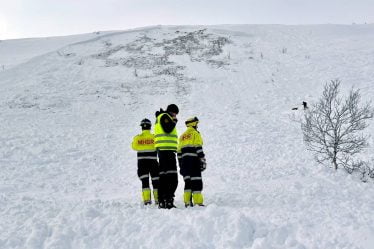 Les secouristes déterrent une personne sous la neige après l'avalanche de Trysil - 26