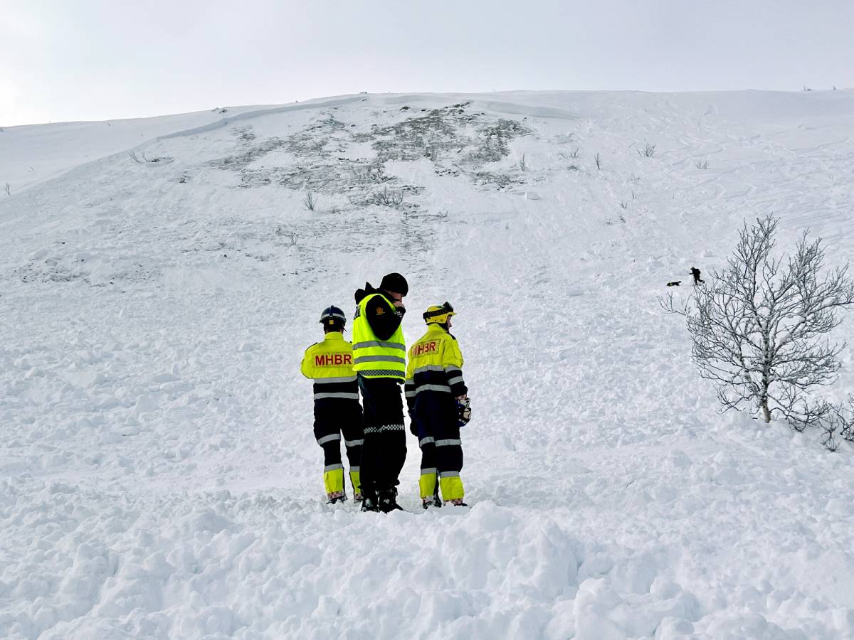 Les secouristes déterrent une personne sous la neige après l'avalanche de Trysil - 3