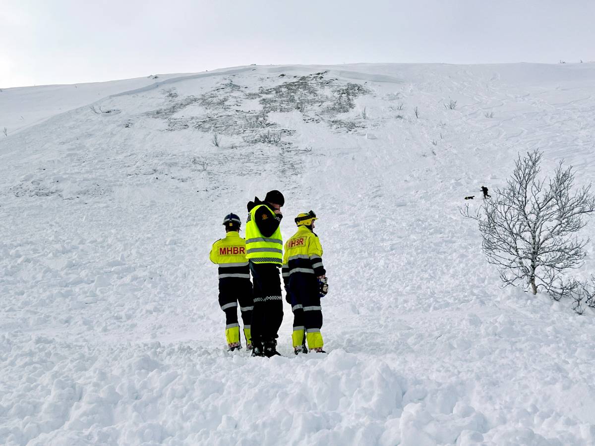 Les secouristes déterrent une personne sous la neige après l'avalanche de Trysil 4 Les secouristes déterrent une personne sous la neige après l'avalanche de Trysil - 3