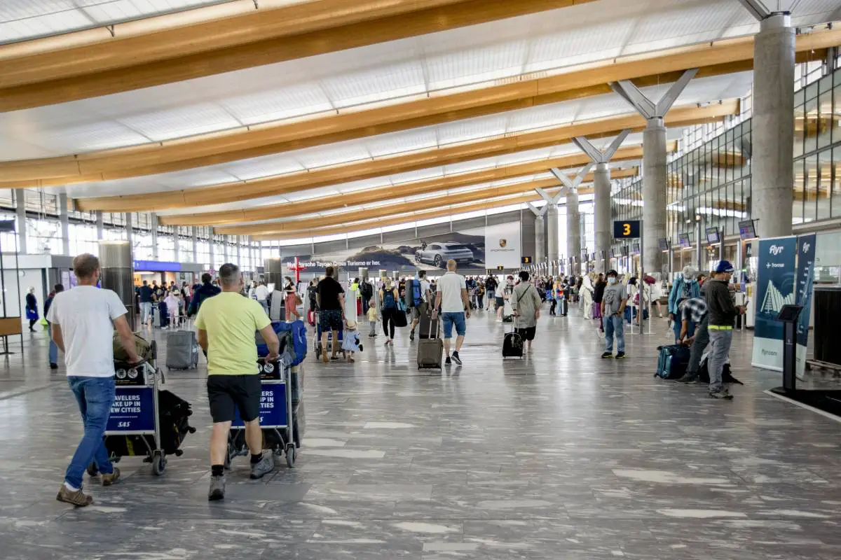 L'aéroport d'Oslo est le seul grand aéroport de la région nordique sans règles de masque facial 4 L'aéroport d'Oslo est le seul grand aéroport de la région nordique sans règles de masque facial - 3