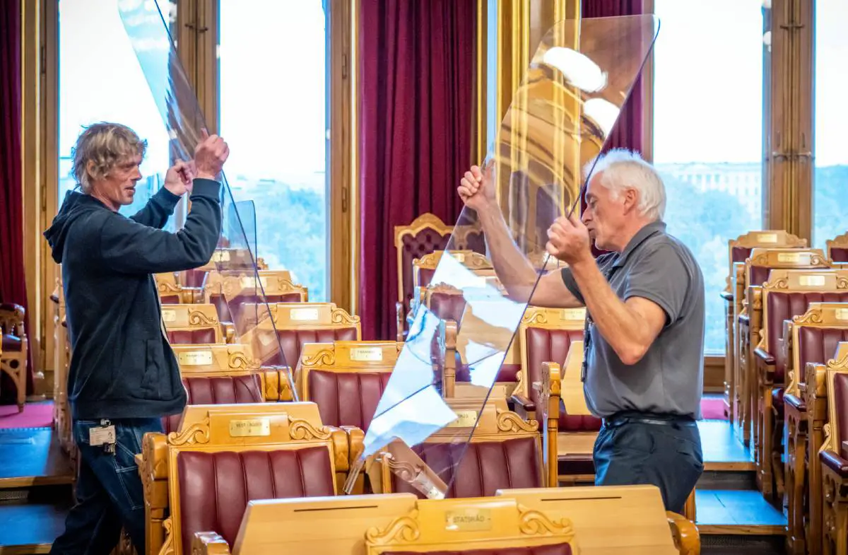 PHOTO: les mesures Corona au parlement norvégien ont été assouplies - le plexiglas a été retiré 4 PHOTO: les mesures Corona au parlement norvégien ont été assouplies - le plexiglas a été retiré - 3