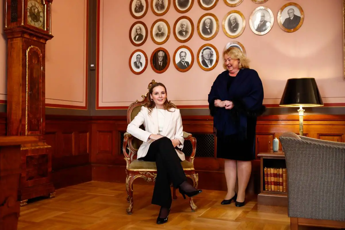 Êtes-vous confortablement assis ? La princesse Ingrid Alexandra de Norvège visite la Cour suprême 4 Êtes-vous confortablement assis ? La princesse Ingrid Alexandra de Norvège visite la Cour suprême - 3