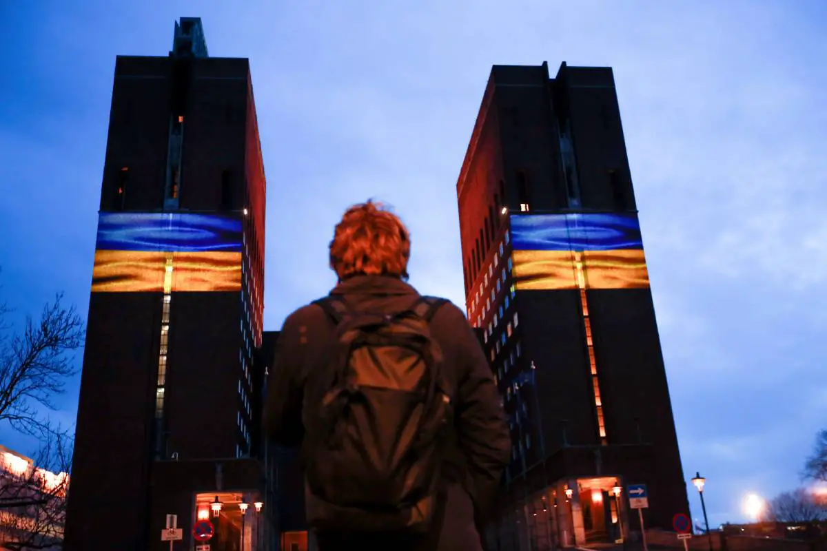PHOTO : Oslo illumine l'hôtel de ville en bleu et jaune pour montrer sa solidarité avec l'Ukraine - 7