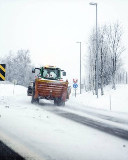 La police avertit les conducteurs de faire attention aux routes glissantes à plusieurs endroits de l'est de la Norvège - 59
