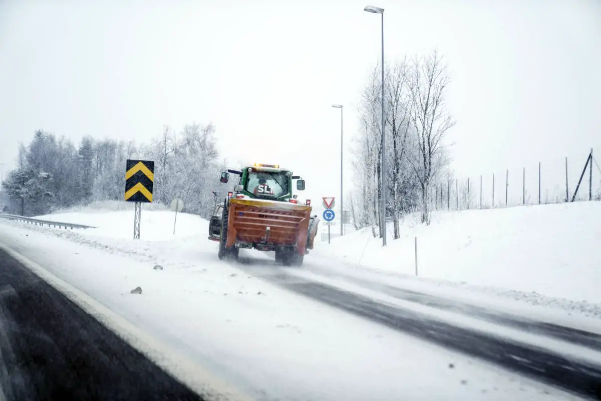 La police avertit les conducteurs de faire attention aux routes glissantes à plusieurs endroits de l'est de la Norvège - 3