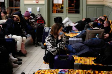 Des réfugiés ukrainiens remplissent la gare polonaise de Przemysl - 20