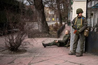 L'Ukraine ouvre le service militaire aux personnes âgées et appelle les "patriotes de plus de 60 ans" à rejoindre la résistance - 16