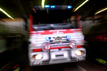 Un homme accroché à un camion de pompiers en vitesse - 16