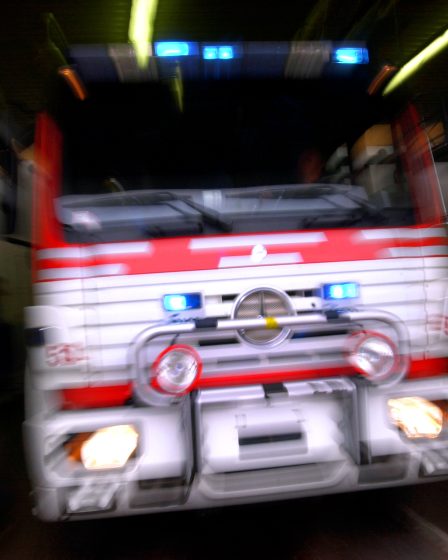 Un homme accroché à un camion de pompiers en vitesse - 4