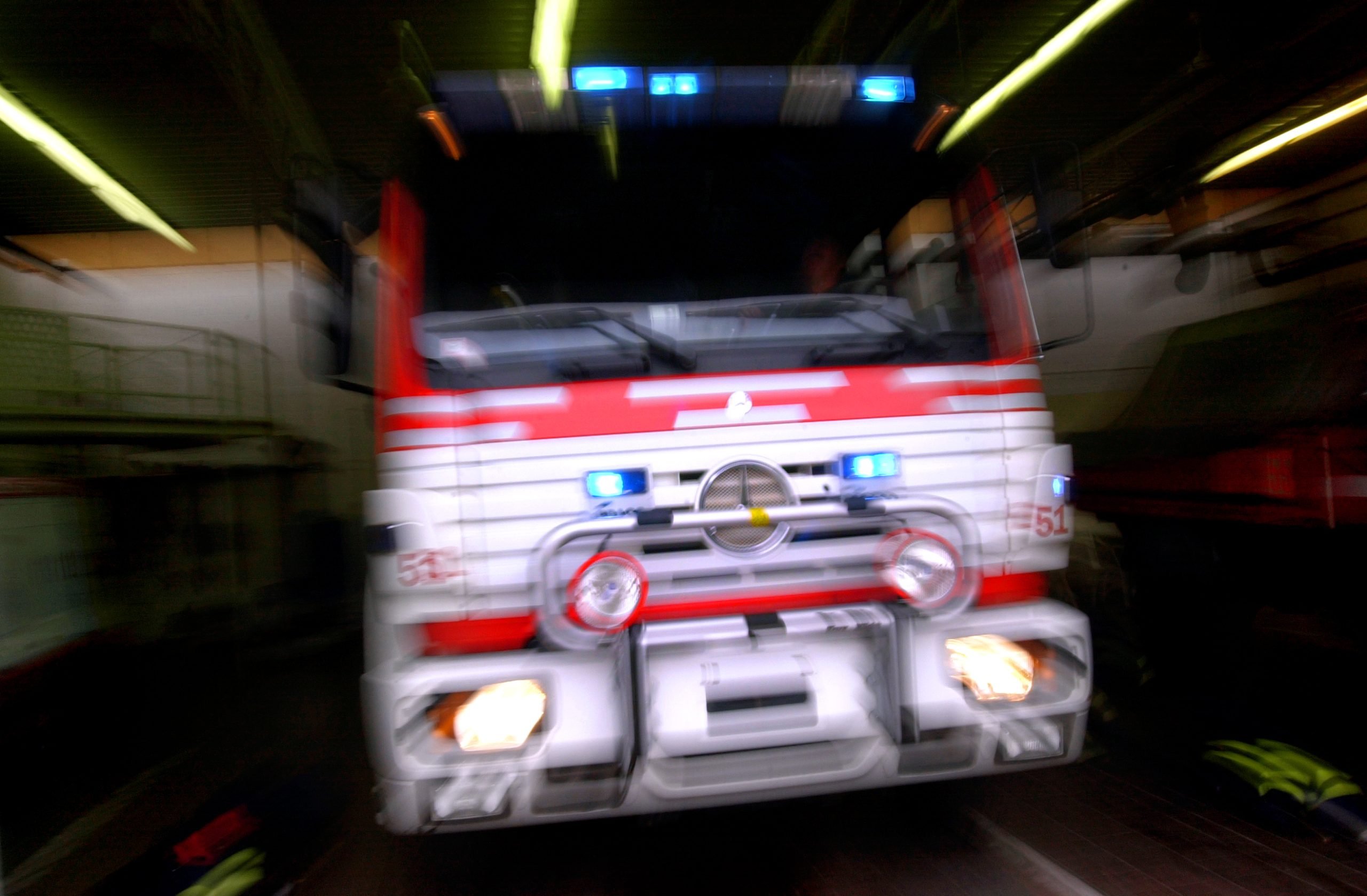 Un homme accroché à un camion de pompiers en vitesse - 3