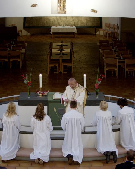 L'église veut attirer les jeunes vers la vocation sacerdotale 11 L'église veut attirer les jeunes vers la vocation sacerdotale - 10