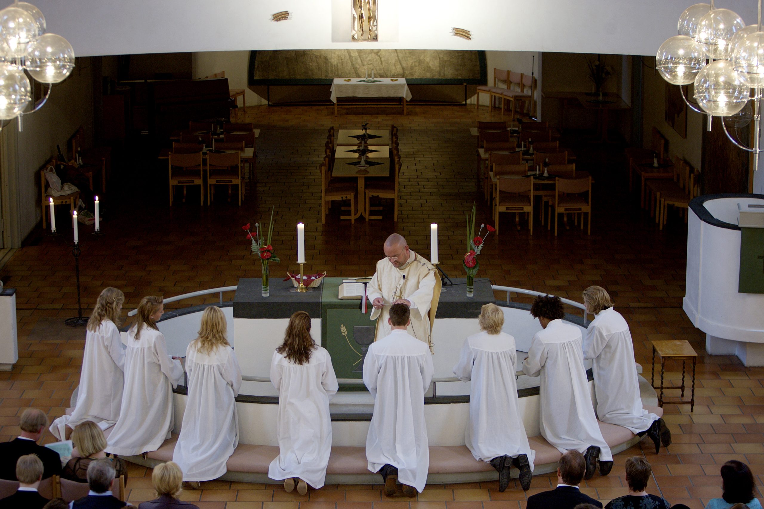 L'église veut attirer les jeunes vers la vocation sacerdotale 4 L'église veut attirer les jeunes vers la vocation sacerdotale - 3