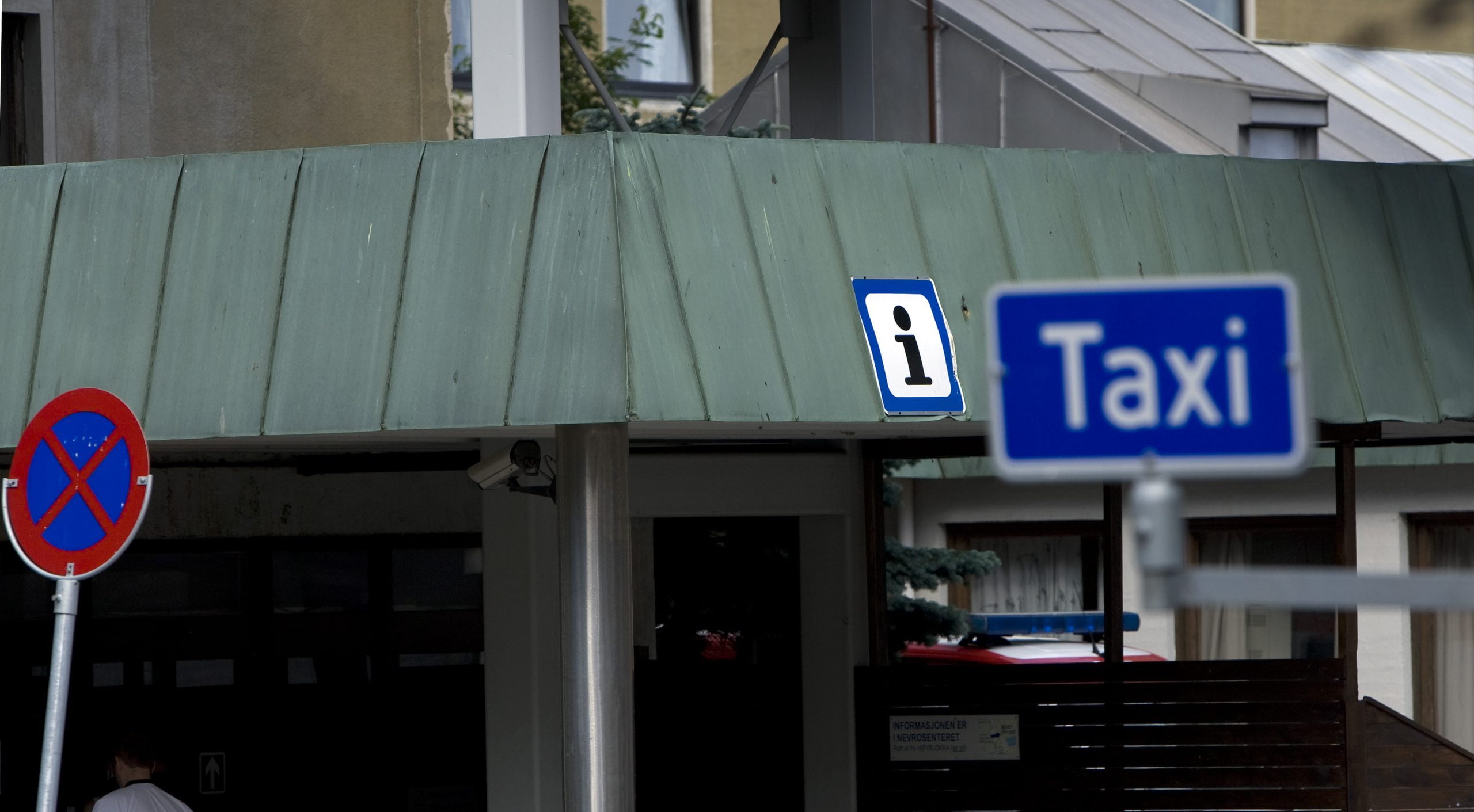 Un chauffeur de taxi en colère a conduit avec le passager sur le toit 4 Un chauffeur de taxi en colère a conduit avec le passager sur le toit - 3