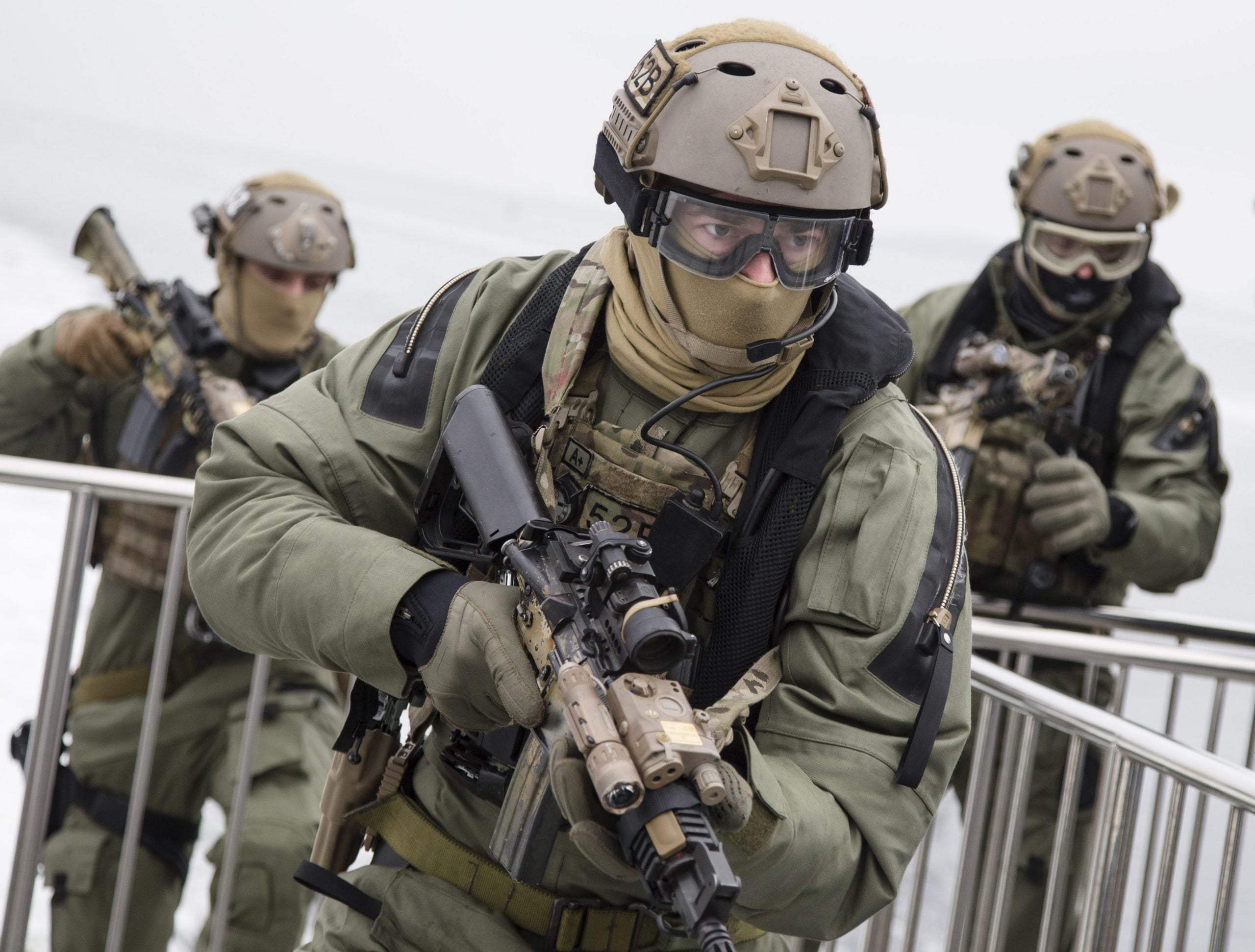 Les officiers intimident leurs propres soldats 4 Les officiers intimident leurs propres soldats - 3
