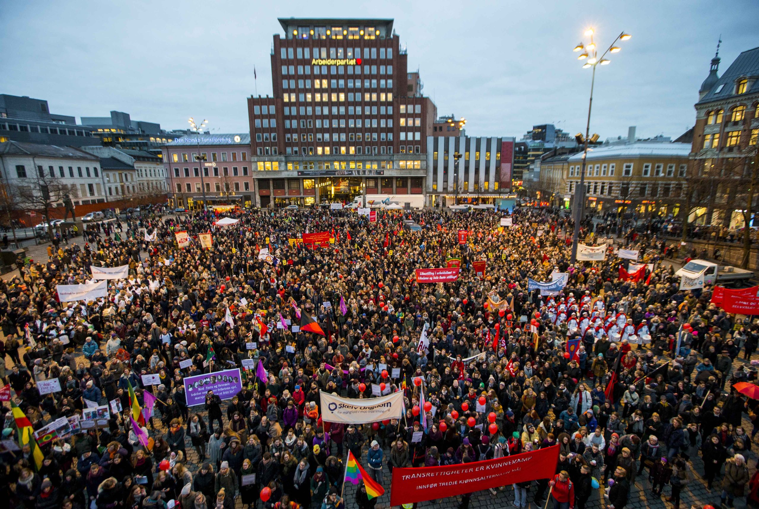 Des milliers d'habitants d'Oslo sont descendus dans la rue à l'occasion de la Journée internationale de la femme 4 Des milliers d'habitants d'Oslo sont descendus dans la rue à l'occasion de la Journée internationale de la femme - 3