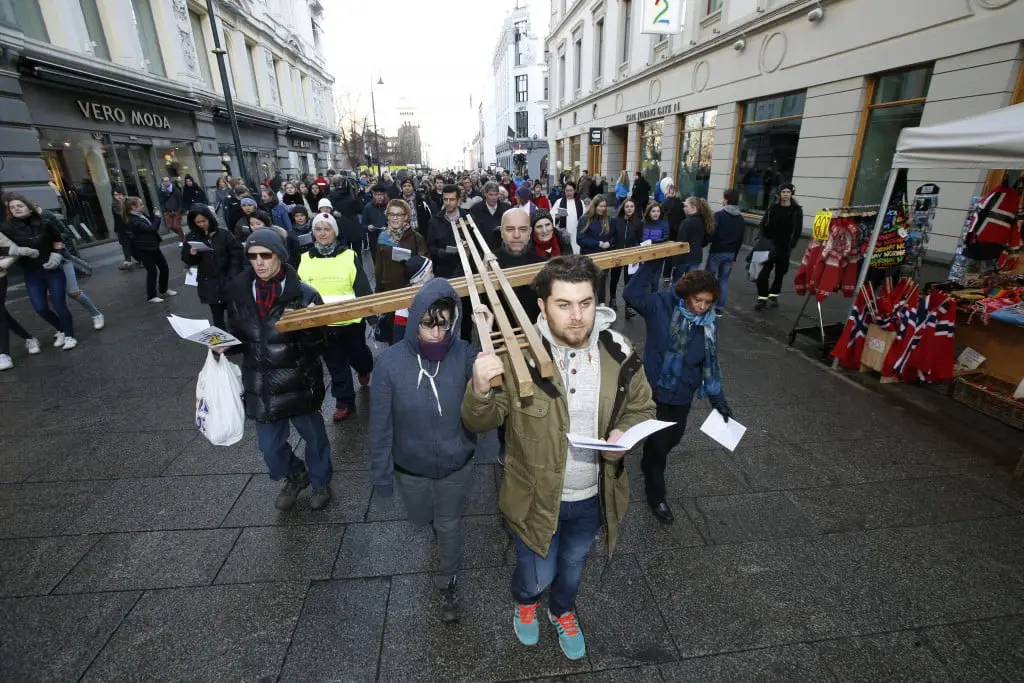 Croix portée à Oslo le Vendredi Saint 4 Croix portée à Oslo le Vendredi Saint - 3