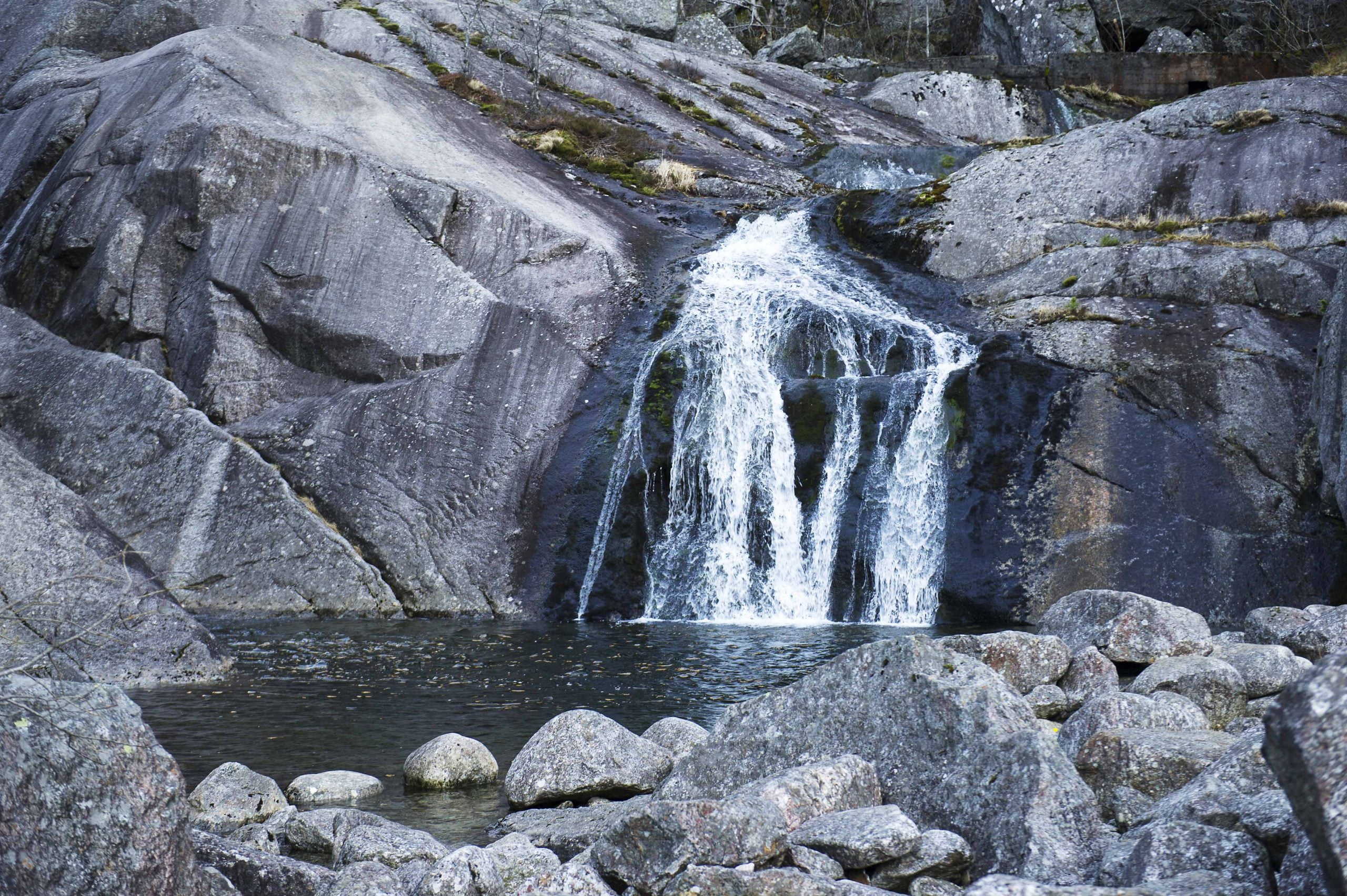 Condition critique pour les frères qui ont été ramassés au fond de la rivière 4 Condition critique pour les frères qui ont été ramassés au fond de la rivière - 3