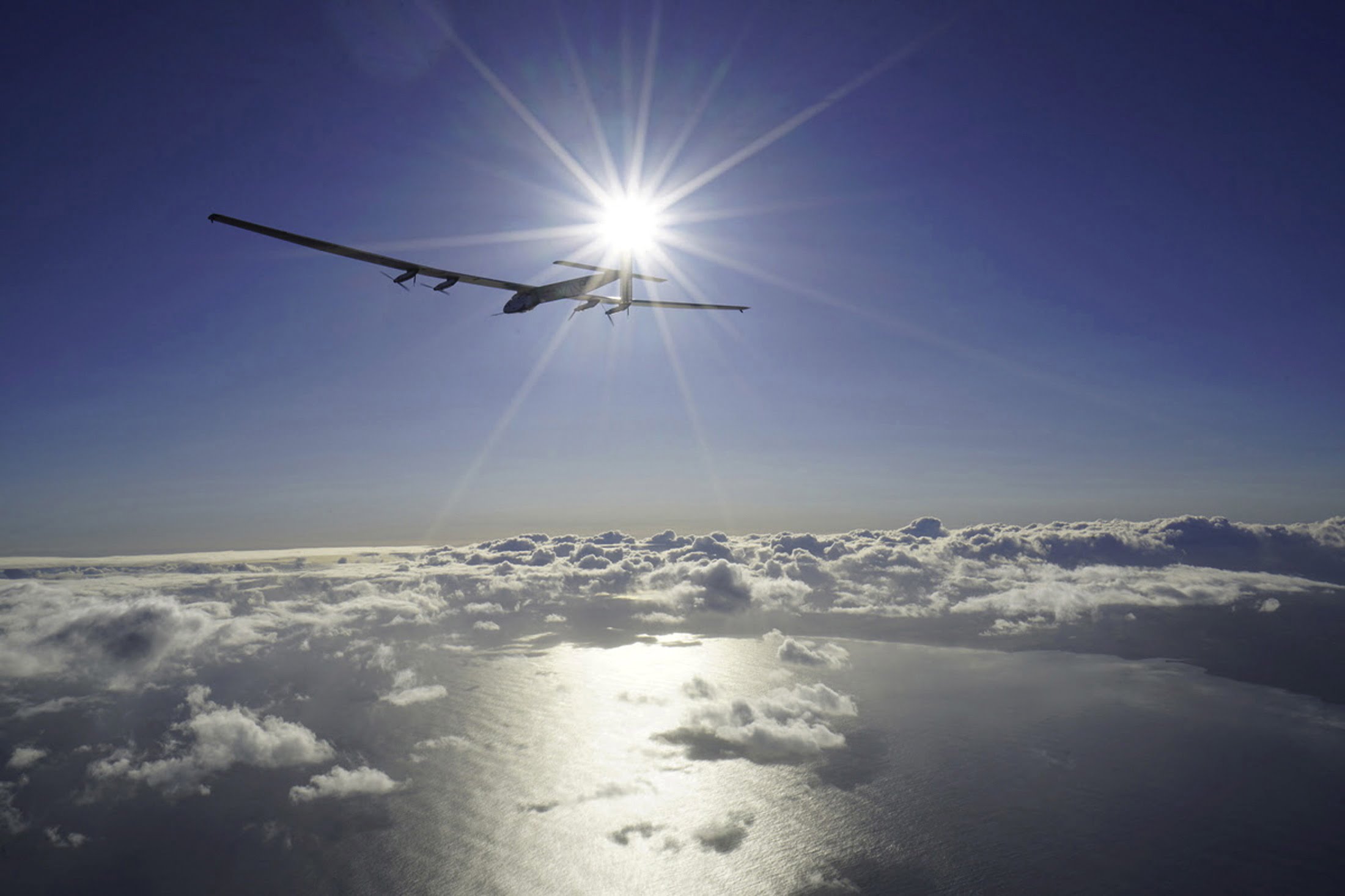 Un avion à énergie solaire a atterri après trois jours au-dessus de l'océan Pacifique 4 Un avion à énergie solaire a atterri après trois jours au-dessus de l'océan Pacifique - 3