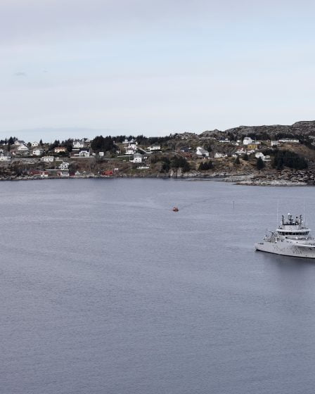 Des proches de victimes jettent des fleurs à la mer en l'honneur de leurs proches 5 Des proches de victimes jettent des fleurs à la mer en l'honneur de leurs proches - 4