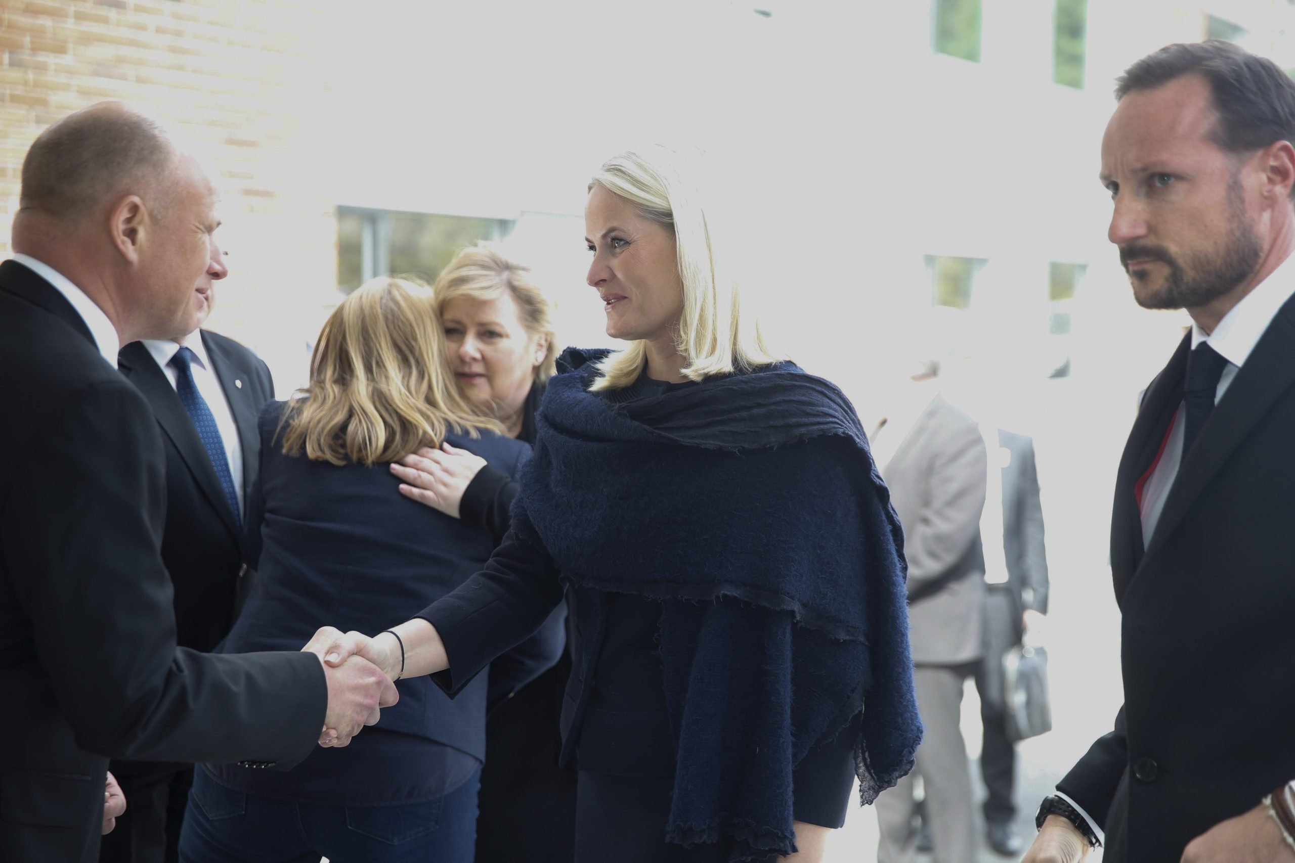 Le couple du prince héritier et le Premier ministre rencontrent les proches des victimes 4 Le couple du prince héritier et le Premier ministre rencontrent les proches des victimes - 3