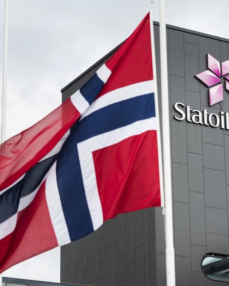 En deuil visitant le lieu de l'accident, les drapeaux flottent en berne 2 En deuil visitant le lieu de l'accident, les drapeaux flottent en berne - 1