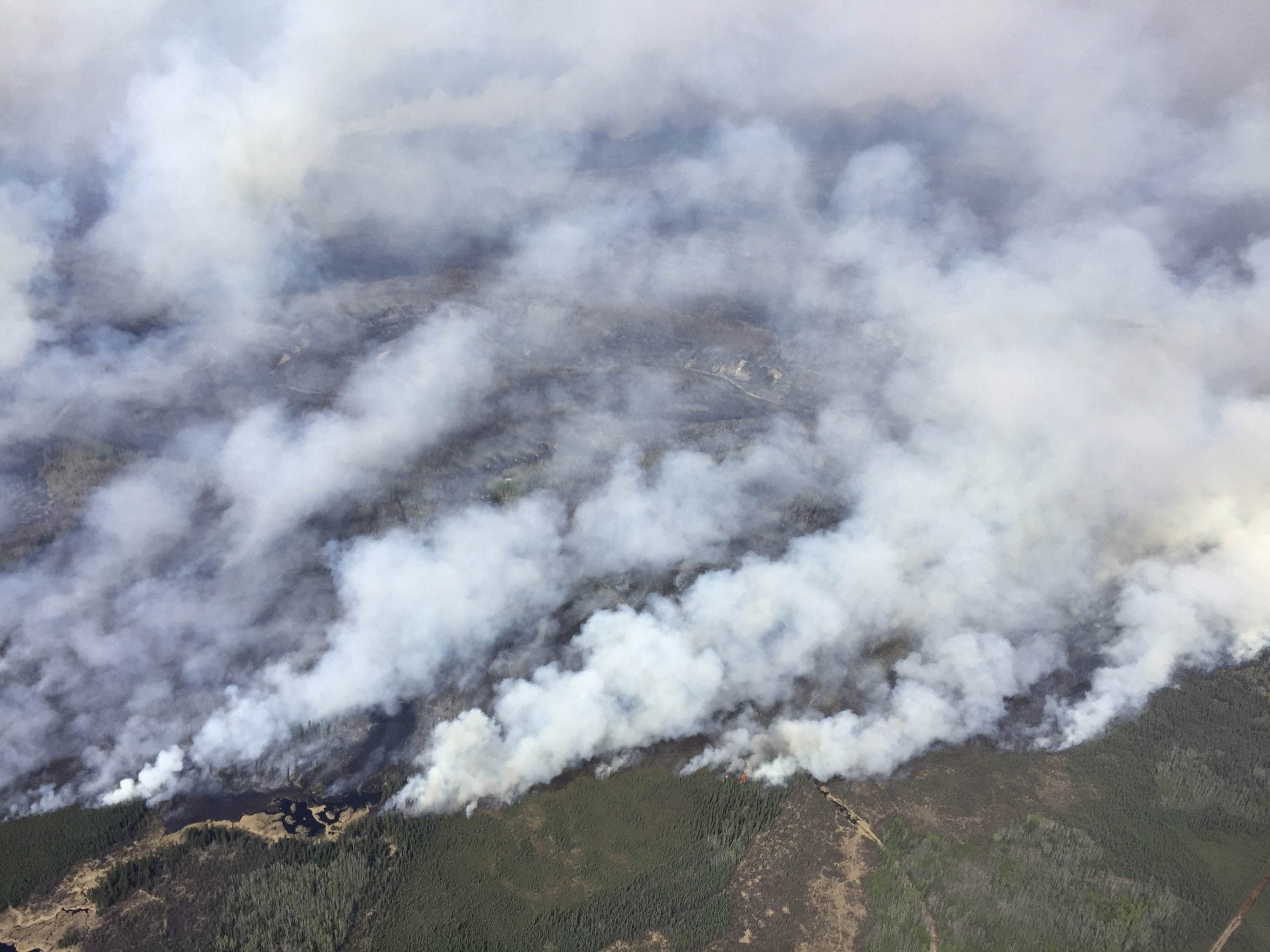 Un incendie de forêt cause d'importants dégâts en Alberta 4 Un incendie de forêt cause d'importants dégâts en Alberta - 3