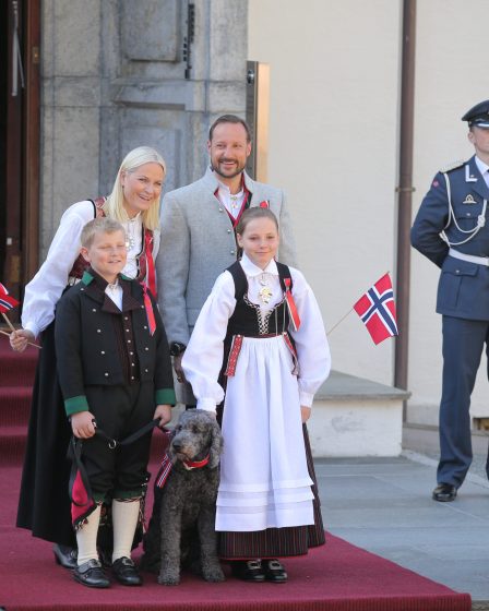 Le couple du prince héritier saluait le défilé des enfants à Skaugum 17 Le couple du prince héritier saluait le défilé des enfants à Skaugum - 16