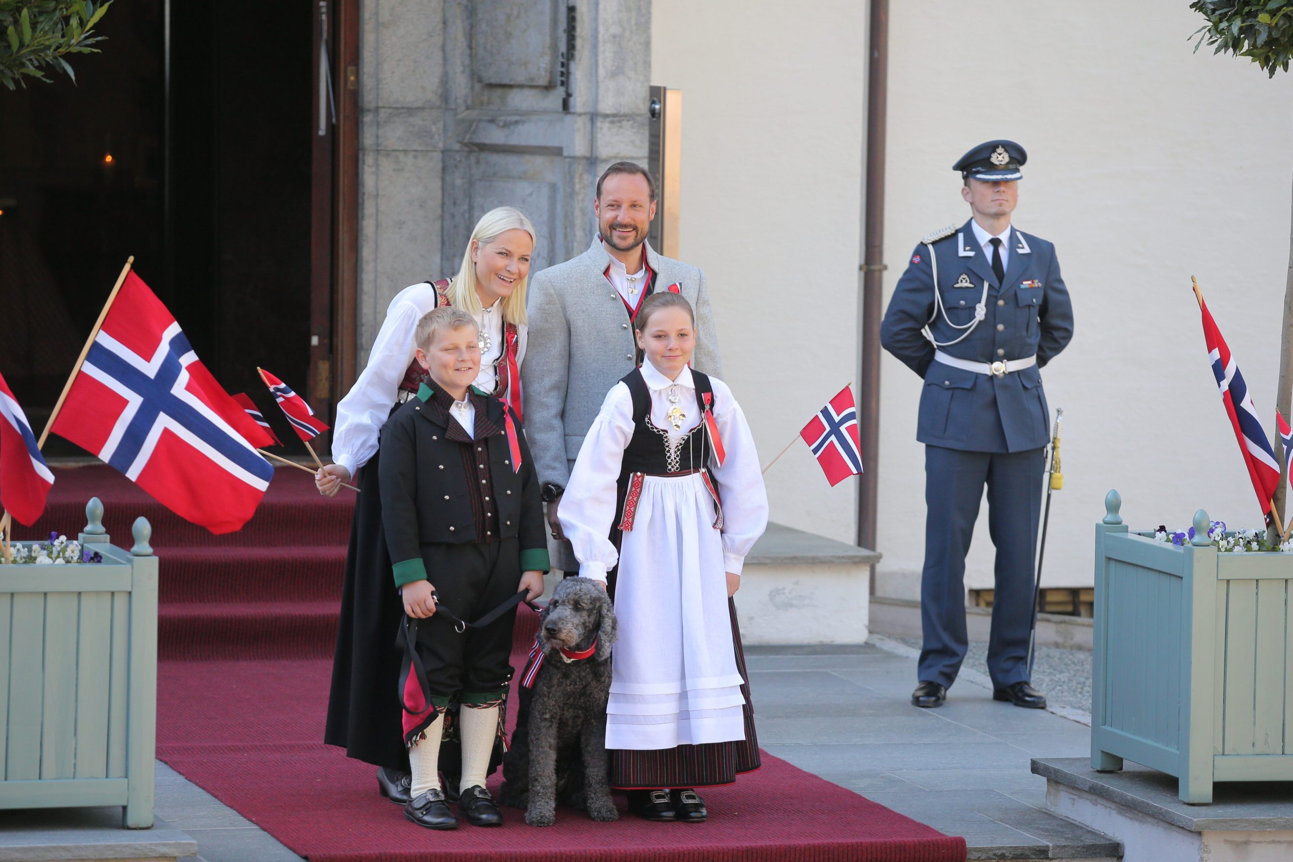 Le couple du prince héritier saluait le défilé des enfants à Skaugum 4 Le couple du prince héritier saluait le défilé des enfants à Skaugum - 3