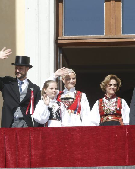 La famille royale saluant les enfants lors des cortèges du 17 mai 8 La famille royale saluant les enfants lors des cortèges du 17 mai - 7