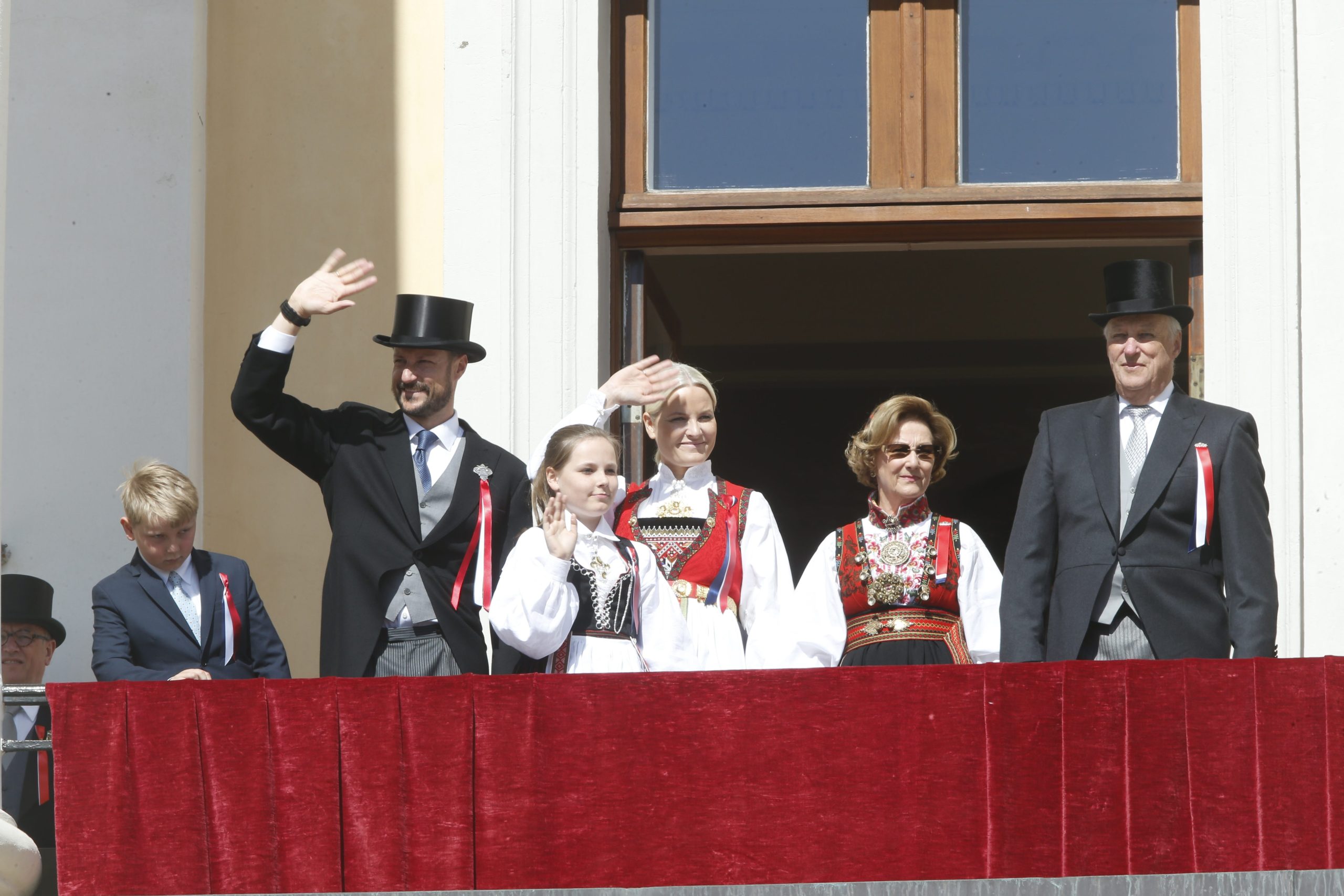 La famille royale saluant les enfants lors des cortèges du 17 mai 4 La famille royale saluant les enfants lors des cortèges du 17 mai - 3