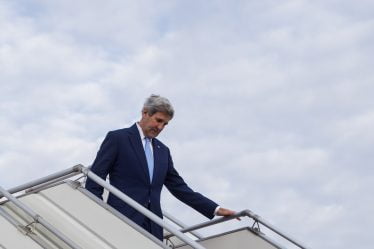 Kerry visite la "ligne de front" du changement climatique dans le nord - 16