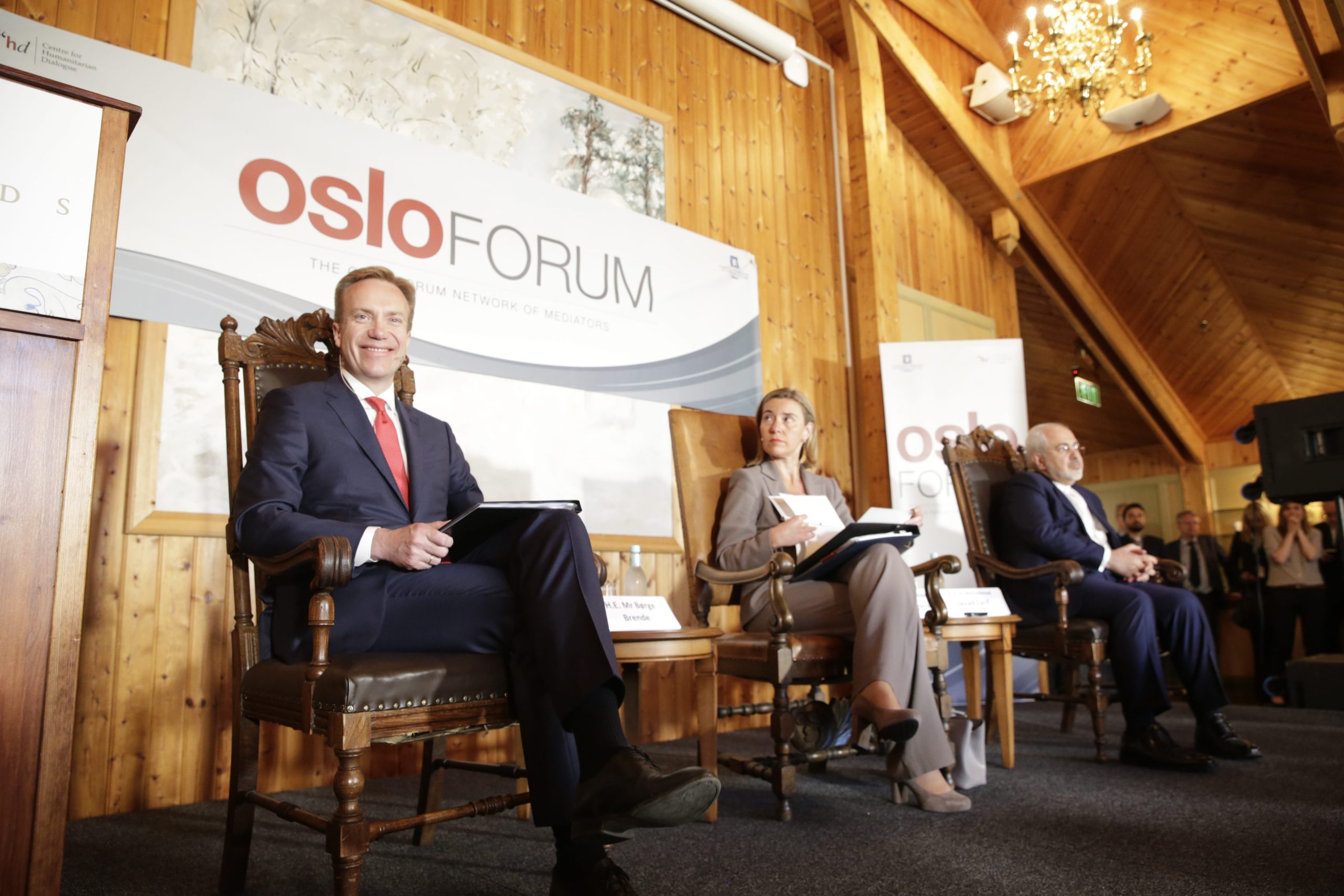 Le Forum d'Oslo ouvert par les dirigeants de l'UE et le ministre iranien des Affaires étrangères 4 Le Forum d'Oslo ouvert par les dirigeants de l'UE et le ministre iranien des Affaires étrangères - 3