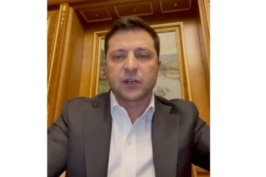 Zelensky demande à ses compatriotes de se joindre à la défense de l'Ukraine, exhorte les gens à donner du sang pour aider les soldats blessés - 16