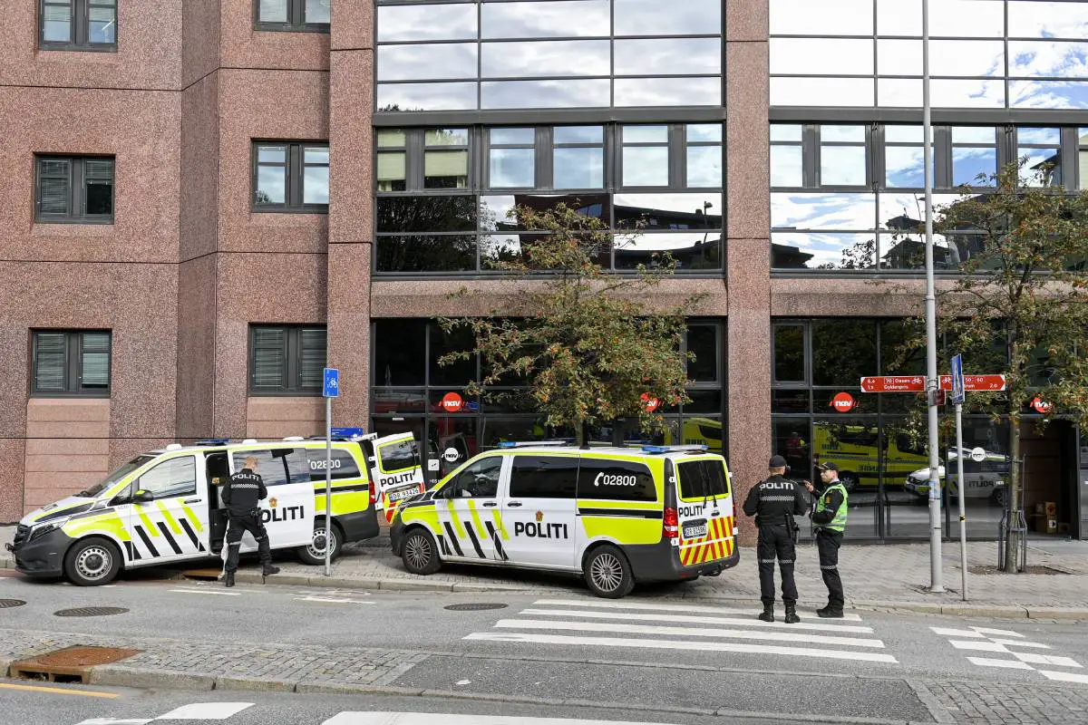 PHOTO : intervention de la police armée au bureau de la NAV à Bergen : deux personnes ont été poignardées 10 PHOTO : intervention de la police armée au bureau de la NAV à Bergen : deux personnes ont été poignardées - 9